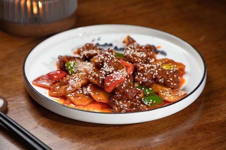 Jiang Nan signature dishes Jiang Nan Stir-fried Spicy Crispy Grass Carp Slices
Crispy Beef Slices in Sweet Soybean Sauce
Shanghai Style Soy Braised Chicken with Scallion